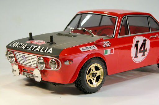 Lancia Fulvia HF 1972 4WD 1:10, licencováno, proporcionální, lak. karoserie, RTR sada